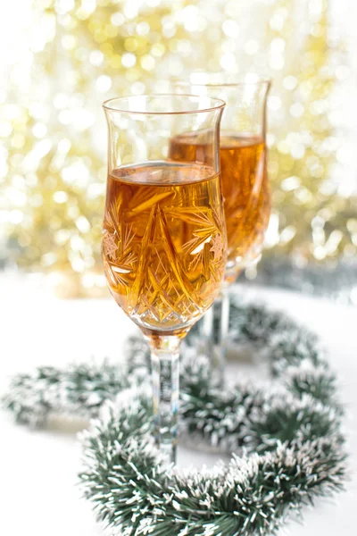 Vinho em copos com decorações de Natal e espumante bokeh — Fotografia de Stock