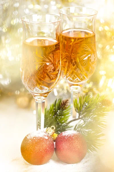 クリスマスの装飾と光っているボケ味とワインのグラス — ストック写真