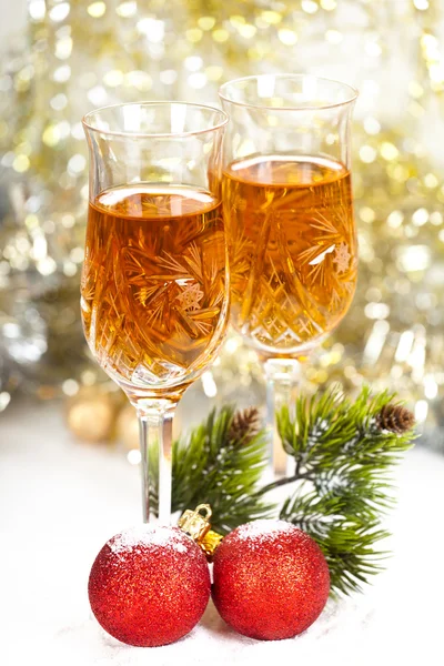 Vinho em copos com decorações de Natal e espumante bokeh — Fotografia de Stock