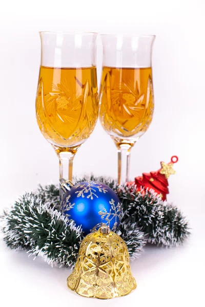 Wine in glasses with christmas decorations and sparkling bokeh — Stock Photo, Image