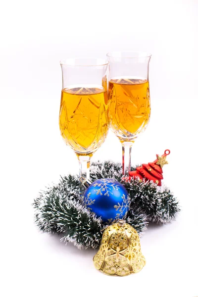 Wine in glasses with christmas decorations and sparkling bokeh — Stock Photo, Image