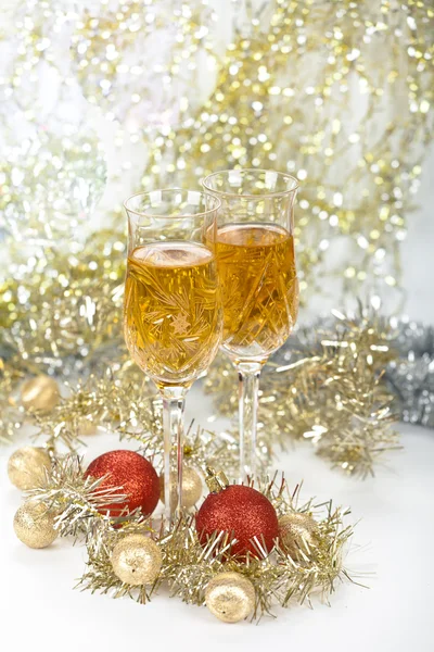 Vino en copas con decoraciones navideñas y bokeh espumoso — Foto de Stock