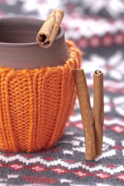 tarçın ile örme tutucu seramik kupa