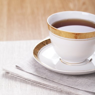 bir fincan çay bir tablo üzerinde kumaş peçete