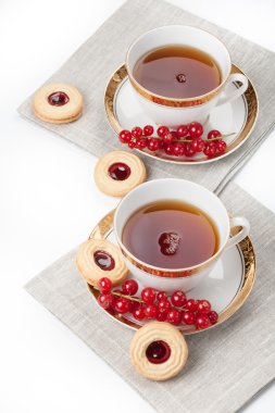 beyaz zemin üzerinde kumaş peçete üzerinde iki kişi için çay servisi