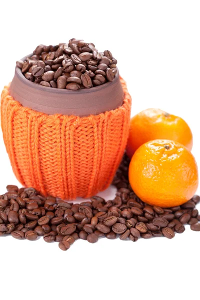Coffee beans in a ceramic cup with knitted cover on white — Stock Photo, Image