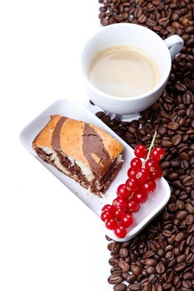 Márvány torta darab, ribizli, fehér háttér, egy csésze kávé — Stock Fotó