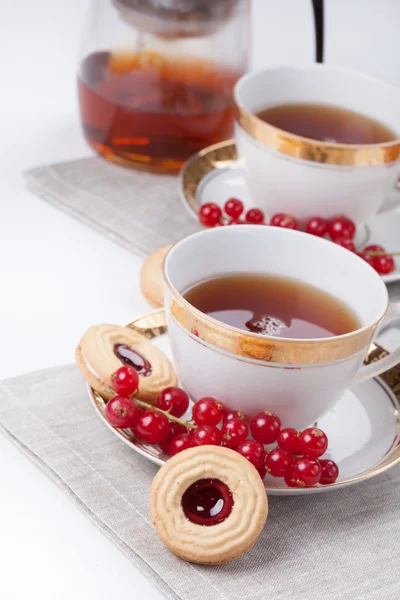 Chá servido para duas pessoas em guardanapo de linho no fundo branco — Fotografia de Stock