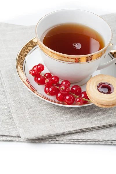 Tea geserveerd voor twee personen op linnen servet op witte achtergrond — Stockfoto