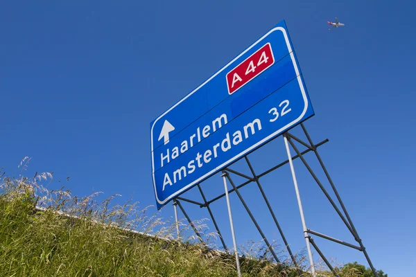 Highway traffic sign with aircraft — Stock Photo, Image