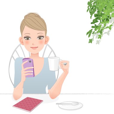 Holding ve akıllı telefon ekranına bakarak güzel kadın