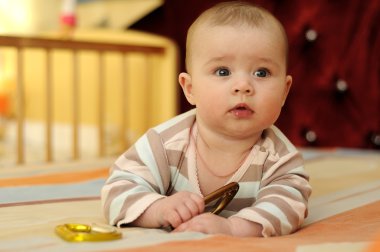 küçük kız bir karabina