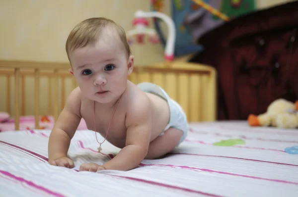 Cama de bebê rastejando — Fotografia de Stock