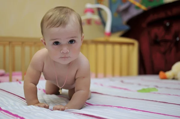 Cama de bebê rastejando — Fotografia de Stock