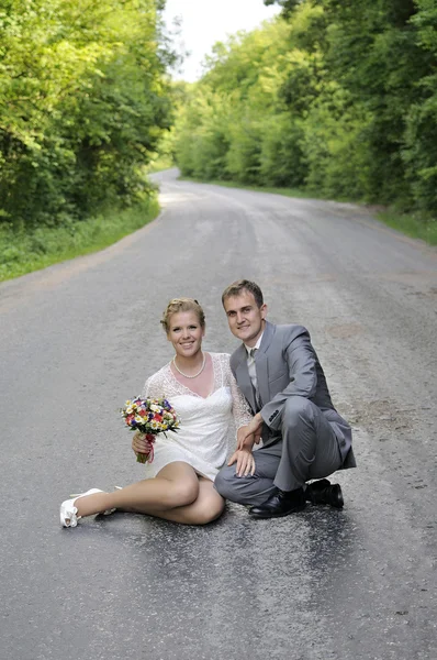 Paar zittend op de weg — Stockfoto