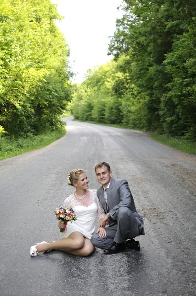 Couple sitting on the road — Stock Photo, Image