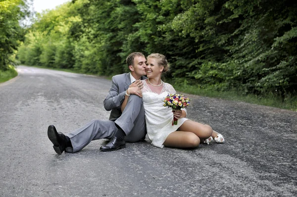Paar zittend op de weg — Stockfoto