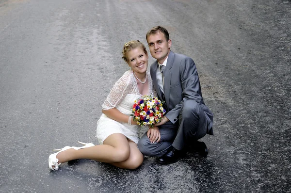 Couple sitting on the road — Stock Photo, Image