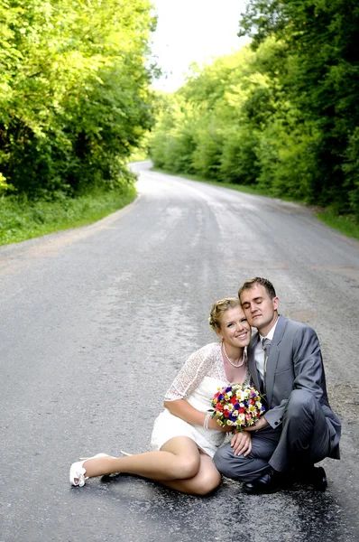 Couple sitting on the road — Stock Photo, Image