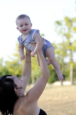 Bebek annenin elleri