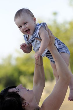 Bebek annenin elleri