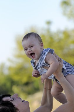 Bebek annenin elleri