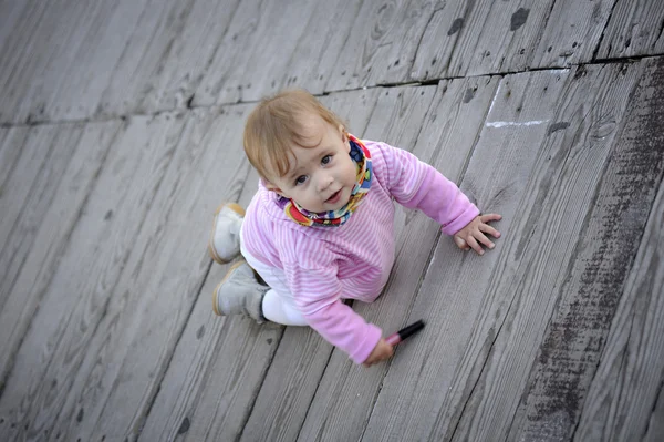 Baby kruipen over de houten vloer — Stockfoto