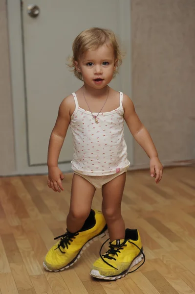 The child in the adult sneakers — Stock Photo, Image