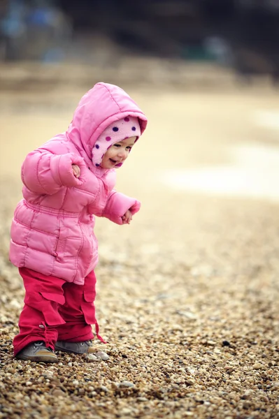 Ребенок на пляже зимой Стоковое Изображение