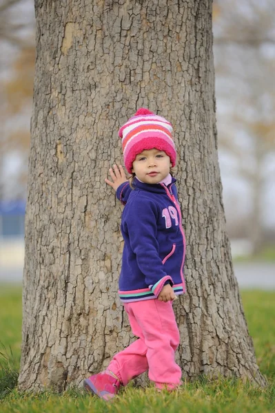 Dítě u stromu — Stock fotografie