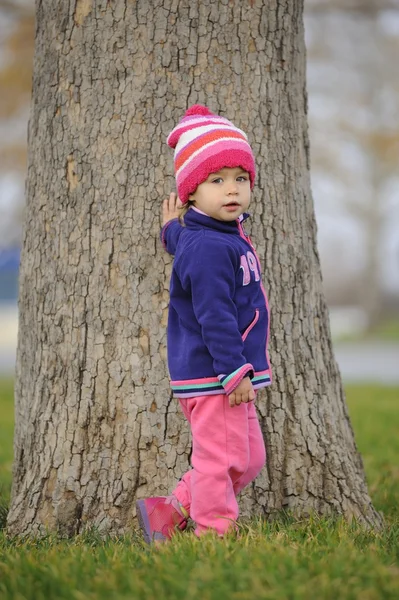 Bambino vicino all'albero — Foto Stock