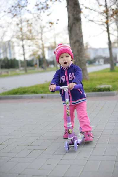 Kind auf Roller — Stockfoto