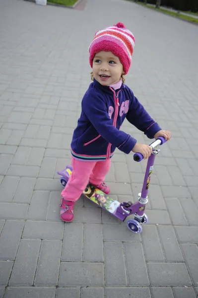 Bambino in scooter — Foto Stock