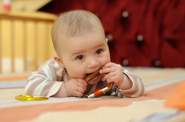 Bebê mastigar um brinquedo — Fotografia de Stock