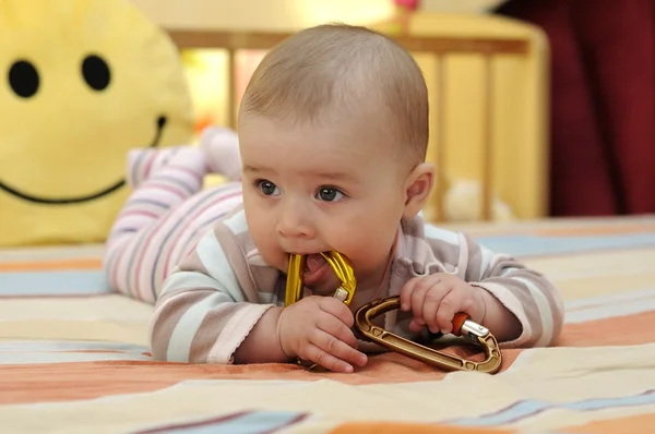 Bebê mastigar um brinquedo — Fotografia de Stock