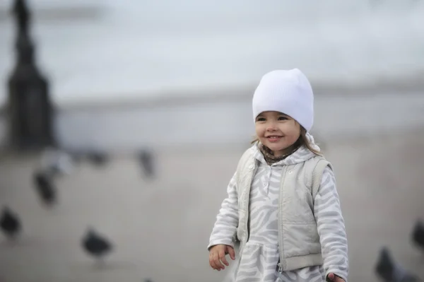 Child on the waterfront — Stock Photo, Image