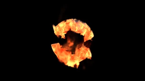 Brennendes Recycling-Symbol isoliert auf schwarz (mit mattem) — Stockvideo