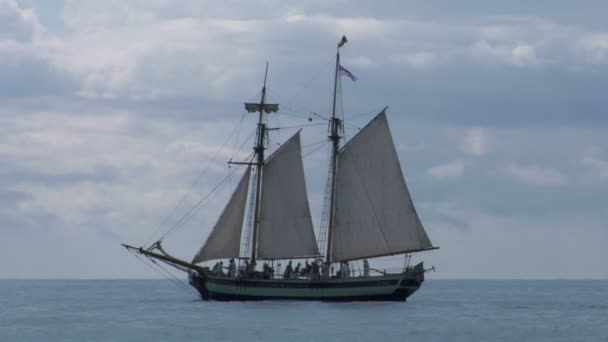 Ein Segelschiff — Stockvideo