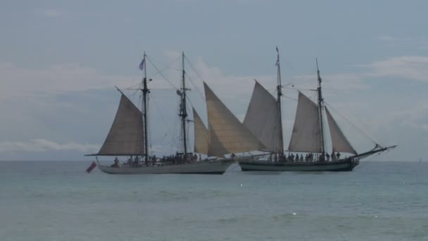 Deux voiliers 