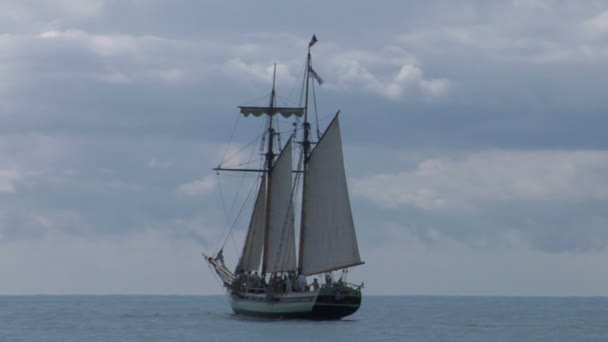 Ein Segelschiff — Stockvideo