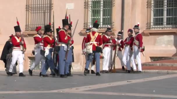 Reenactment of battle between French and British soldiers at Loano — Stock Video