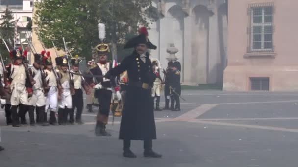 Loano, Fransız ve İngiliz askerleri arasında savaş reenactment — Stok video