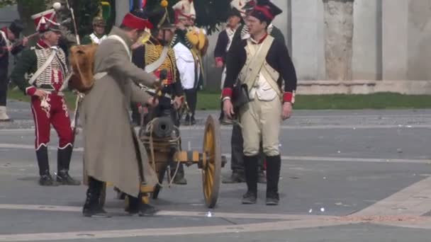 Reenactment of battle between French and British soldiers at Loano — Stock Video