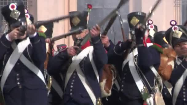 Reenactment bitvy mezi francouzskými a britskými vojáky v loano — Stock video