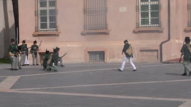 Reenactment bitvy mezi francouzskými a britskými vojáky v loano — Stock video