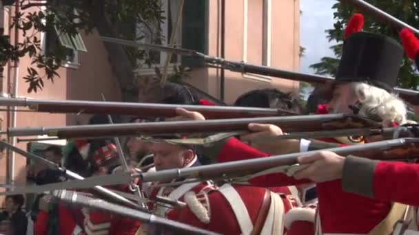 Representación de la batalla entre soldados franceses y británicos en Loano — Vídeos de Stock