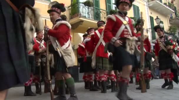 Reenactment of battle between French and British soldiers at Loano — Stock Video