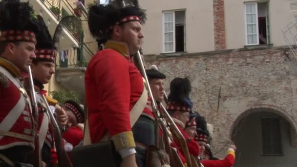 A csata között a Loano francia és brit katonák reenactment — Stock videók