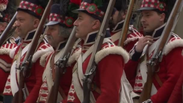 Re-enactment van strijd tussen Franse en Britse soldaten in loano — Stockvideo