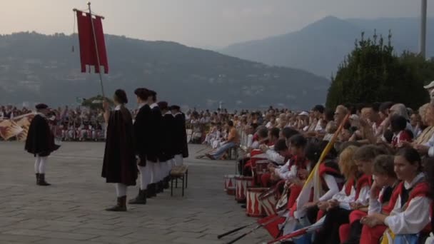 Palio del Baradello re-enacts Barbarossa's visit to his allies in Como after defeating Milan — Stock Video